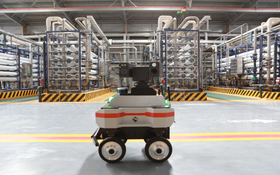 包头化工首台智能巡检机器人“上岗”